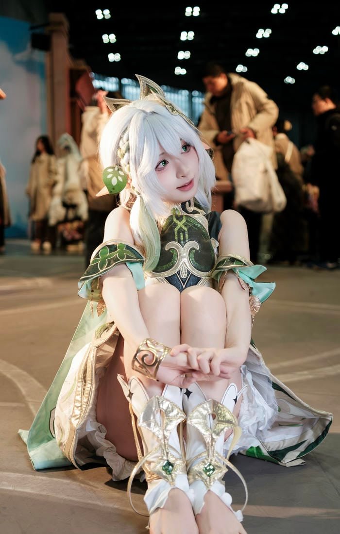 Hình cosplay anime nữ phong cách kawaii với biểu cảm tươi