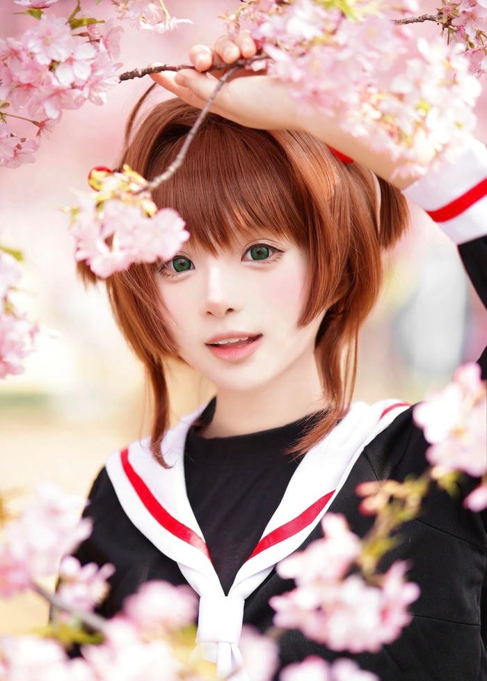 Hình cosplay anime nữ tạo dáng vui tươi với trang phục độc đáo