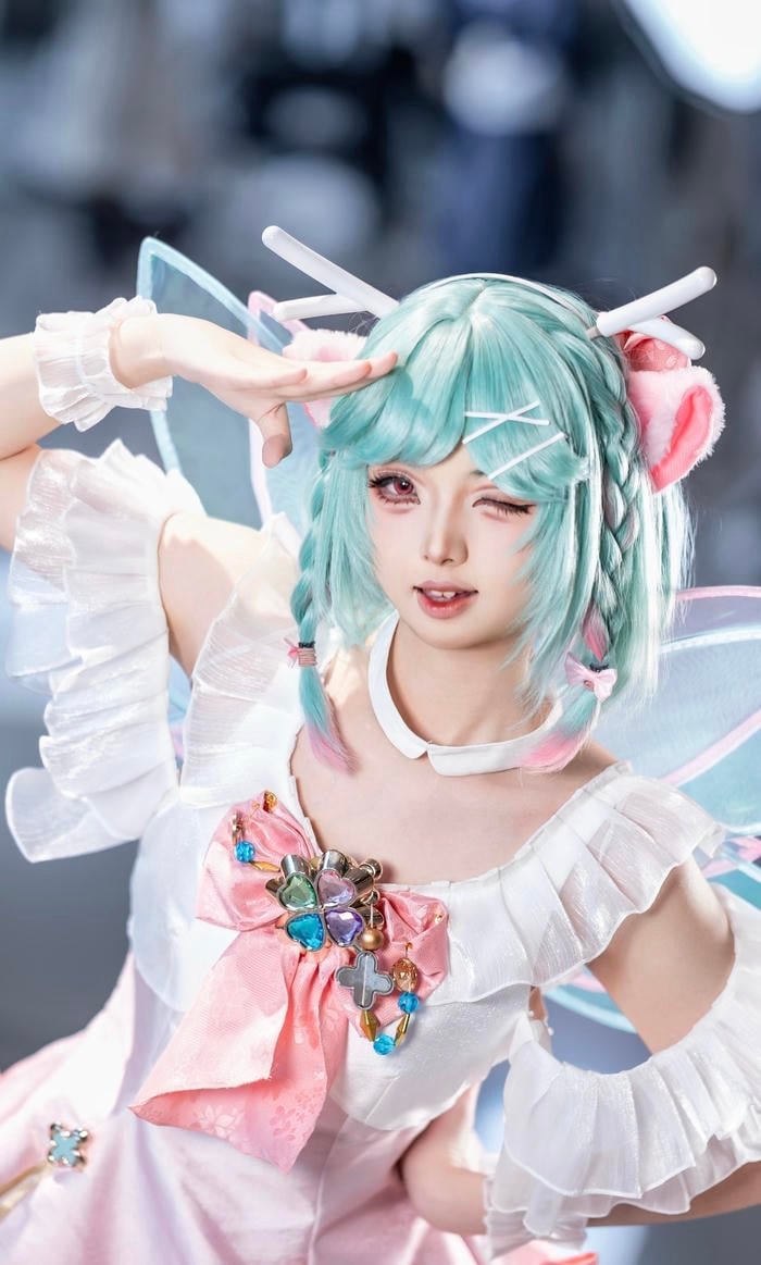 Hình cosplay cute phong cách ngọt ngào với nụ cười rạng rỡ