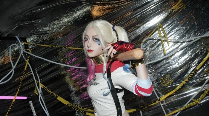 Hình harley quinn cosplay biểu cảm nửa cười nửa thách thức