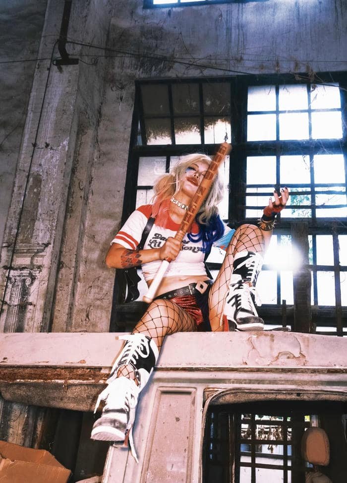 Hình harley quinn cosplay biểu cảm tinh quái đáng yêu