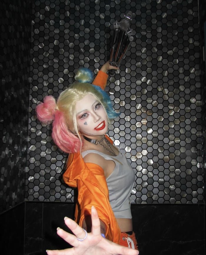 Hình harley quinn cosplay thần sắc nghịch ngợm
