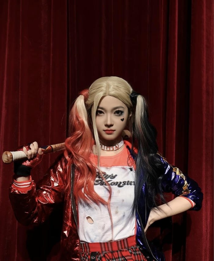 Hình harley quinn cosplay thần thái tự tin cuốn hút