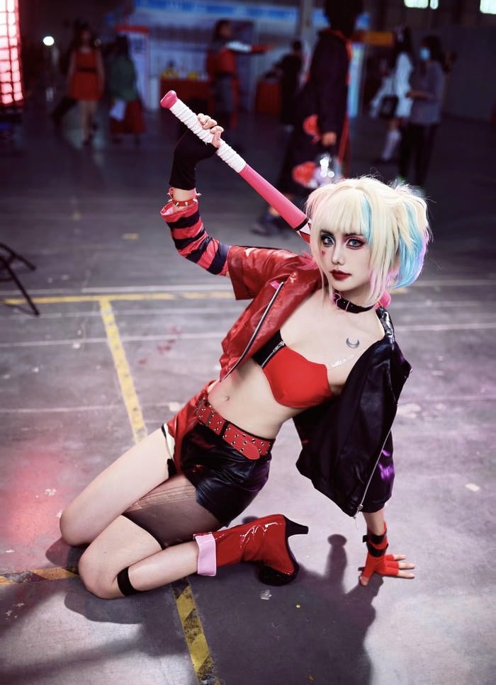 Hình harley quinn cosplay trang phục đặc trưng nhân vật