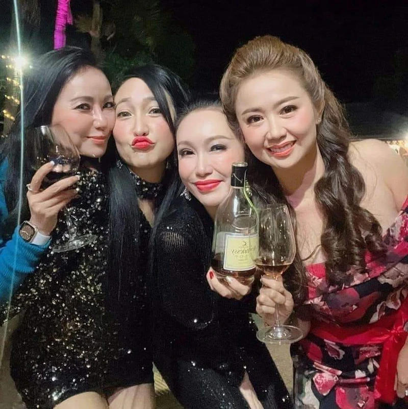 Hình nude máy bay bà già mãnh liệt gợi tình