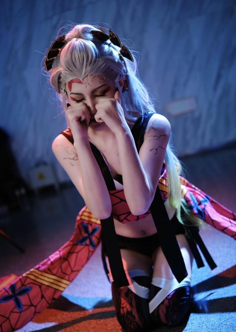 Hình tượng Daki cosplay với mái tóc sáng dài nổi bật