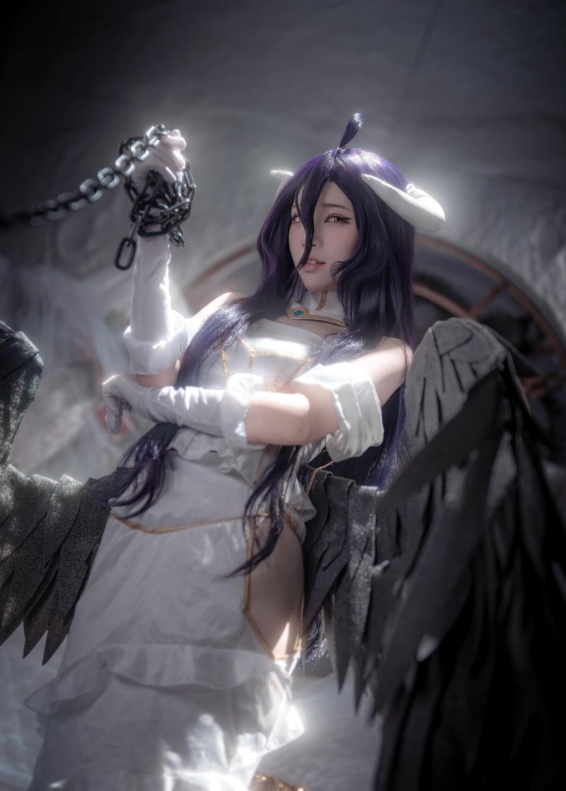 Hóa thân Albedo cùng trang phục trắng vàng nổi bật