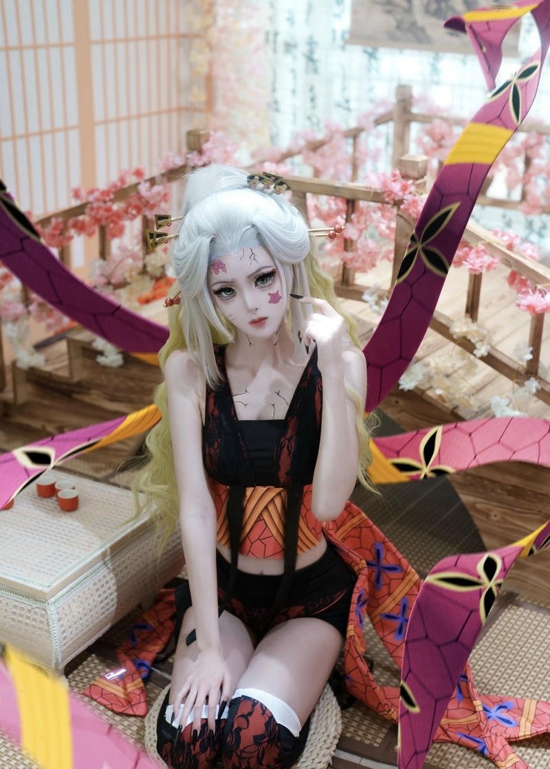 Hóa thân Daki Demon Slayer với dải lụa bay quanh