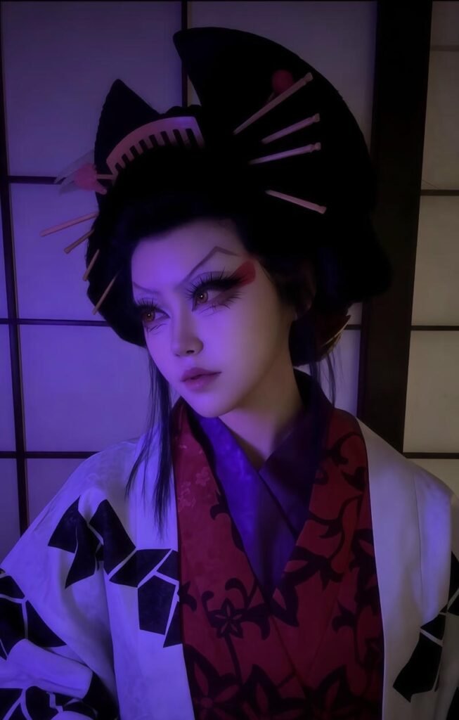 Hóa thân Daki với kimono rực rỡ cùng họa tiết truyền thống