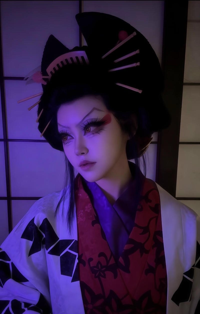 Hóa thân Daki với kimono rực rỡ cùng họa tiết truyền thống