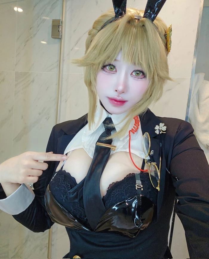 Hot girl BDSM khỏa thân mạnh bạo thể hiện sự phục tùng