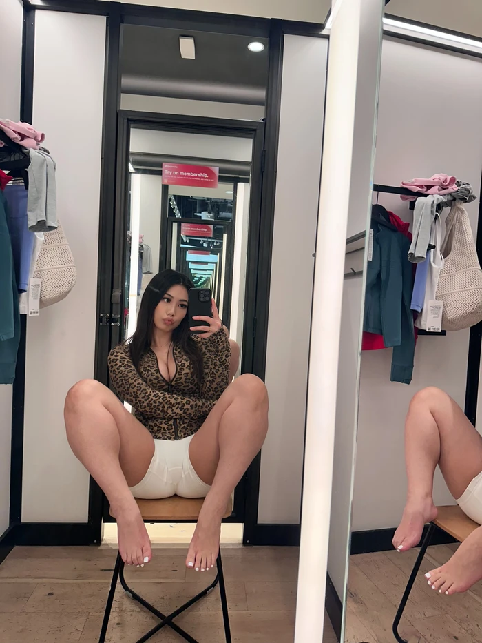 Hot girl quyến rũ khoe ngực và eo thon gym