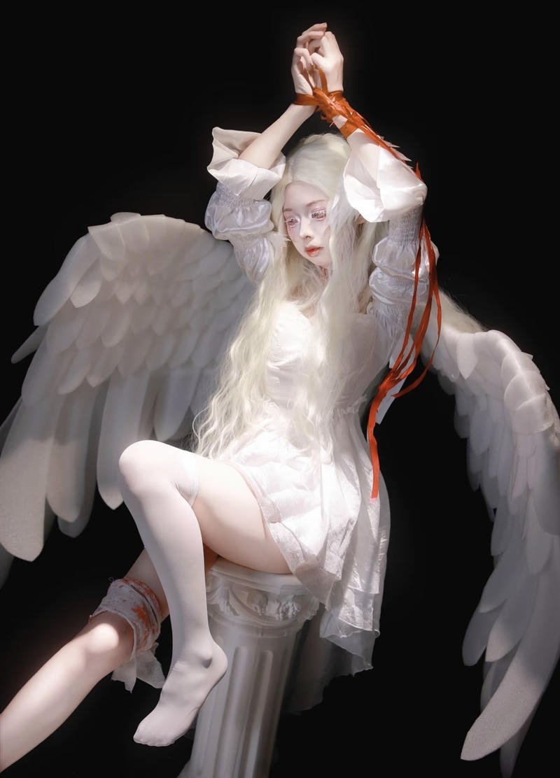 Mái tóc dài buông nhẹ kết hợp đôi cánh thiên thần