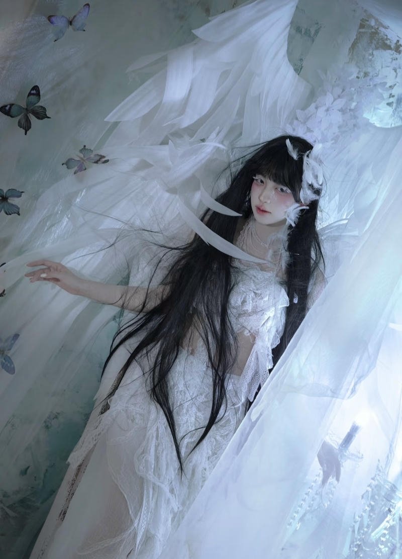 Mái tóc dài kết hợp trang phục thiên thần trắng
