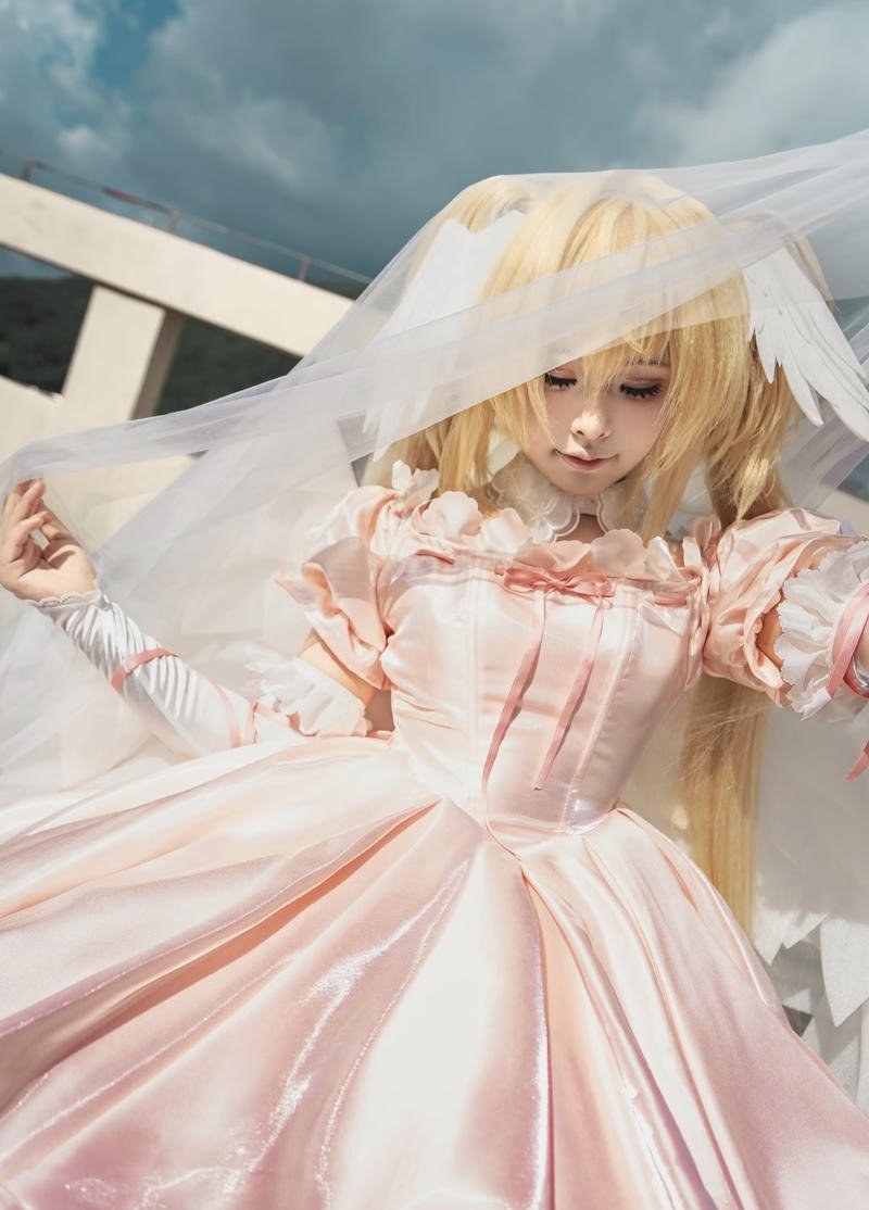 Mái tóc sáng màu gợi hình tượng thiên thần bay lượn