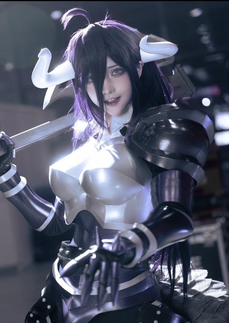 Người mẫu cosplay Albedo với thần sắc kiêu kỳ