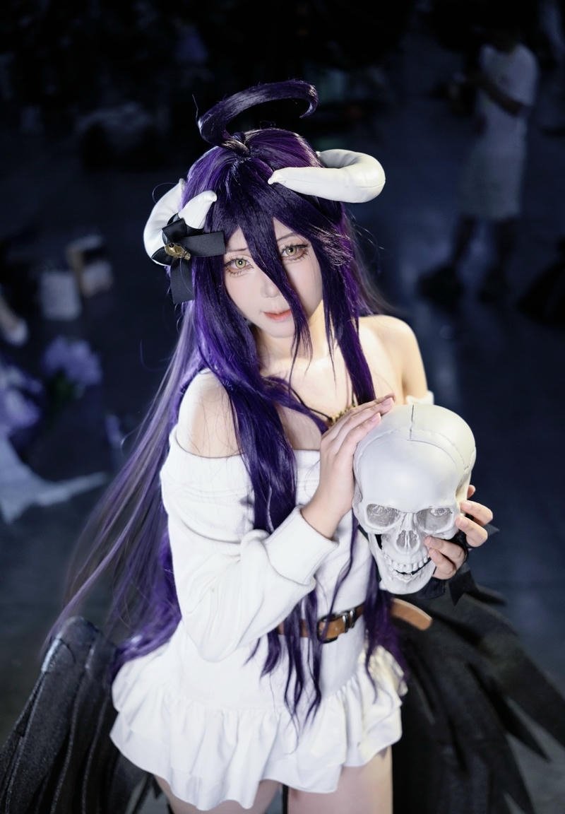 Người mẫu hóa thân Albedo từ Overlord đầy cuốn hút