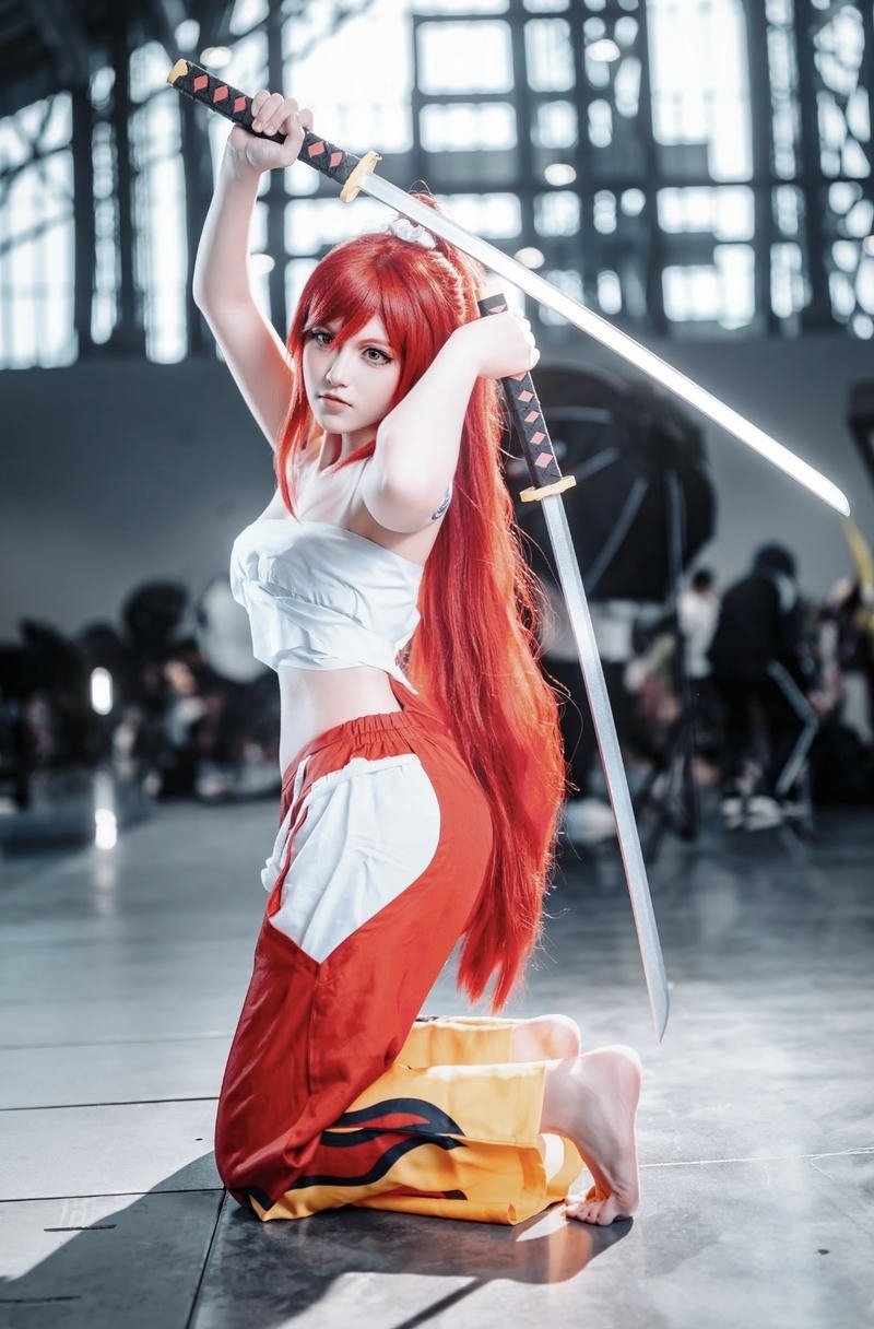 Nhân vật Erza cosplay với khí chất chiến đấu