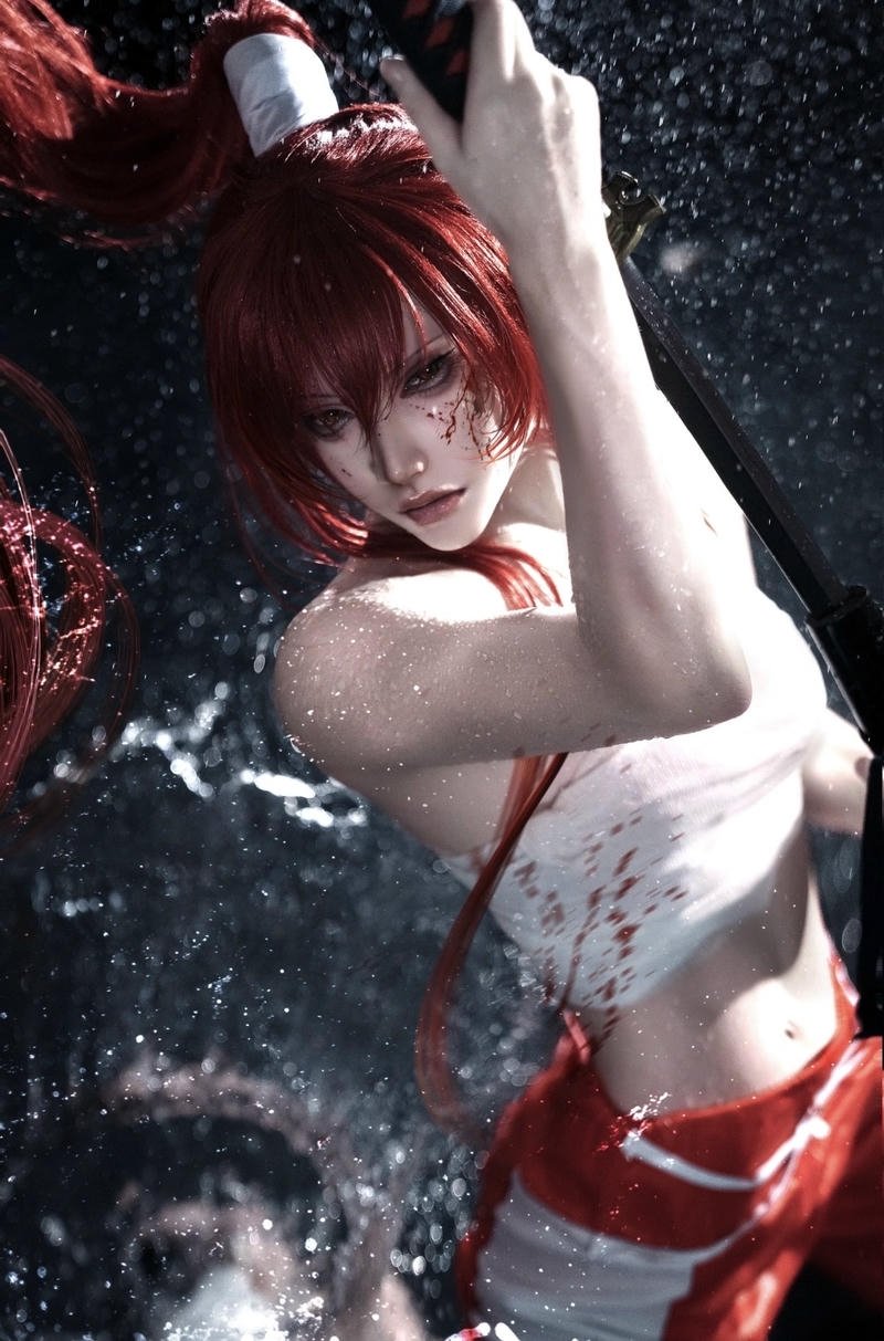 Nhân vật Erza cosplay với khí chất đầy uy lực