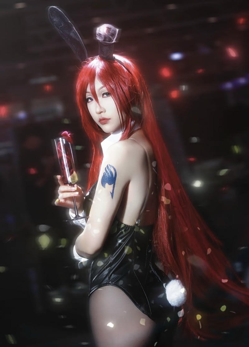 Nhân vật Erza cosplay với phong cách mạnh mẽ