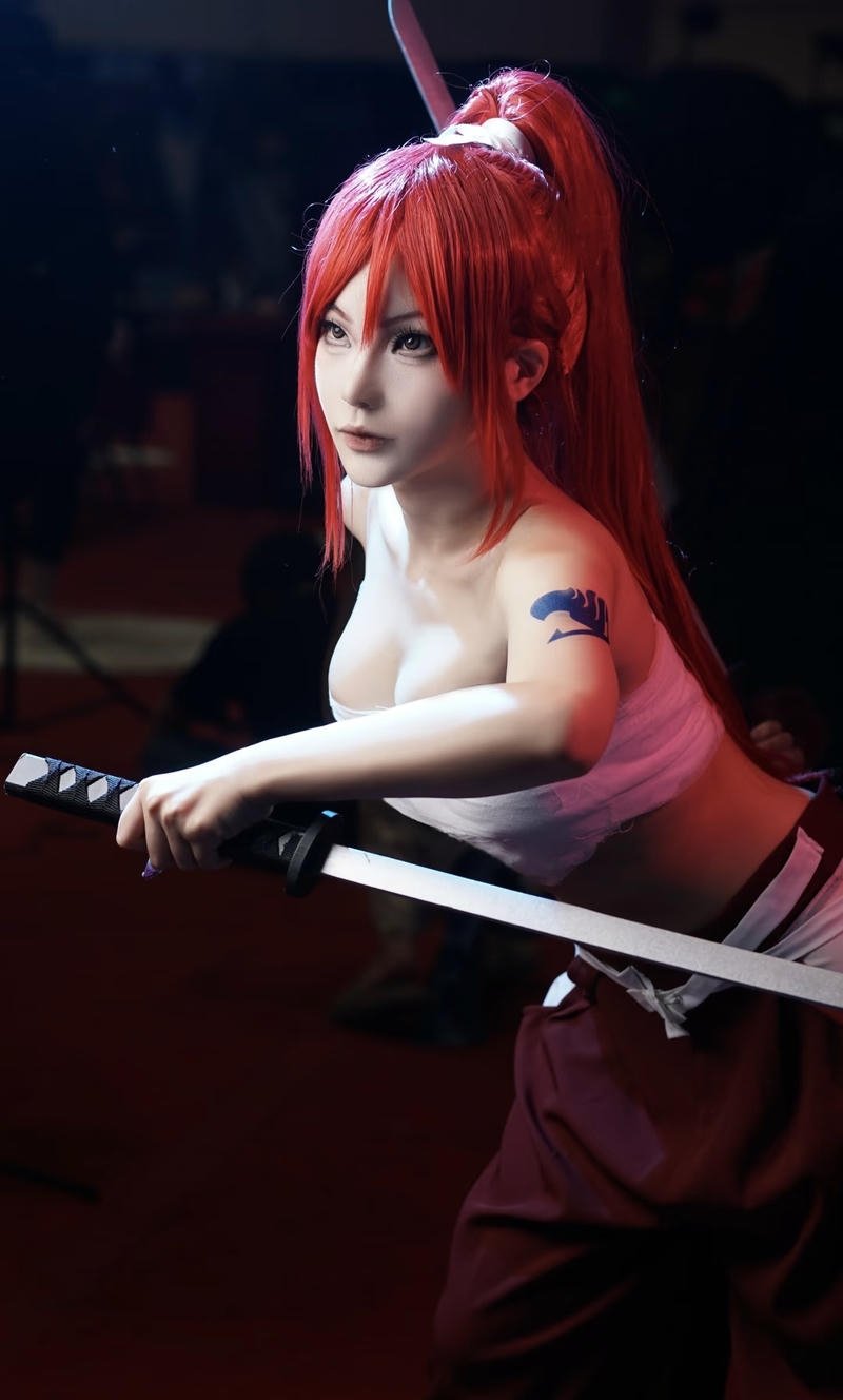 Nhân vật Erza cosplay với thần thái quyền lực