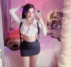 Nhân viên sexy khỏa thân khoe hàng tự nhiên