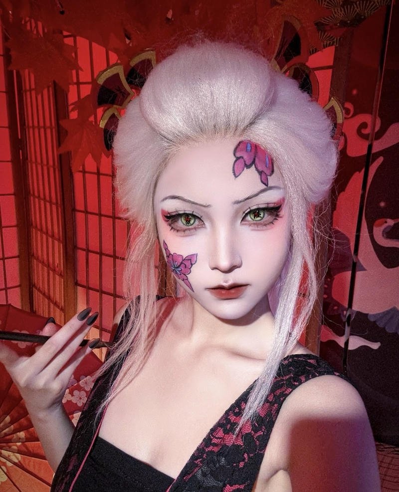 Nữ coser hóa thân Daki Demon Slayer với ánh mắt sắc lạnh