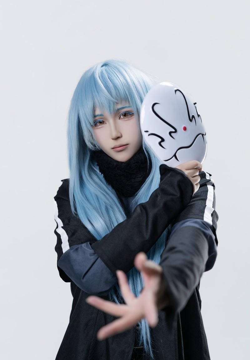 Rimuru cosplay với dáng đứng tự nhiên cân đối