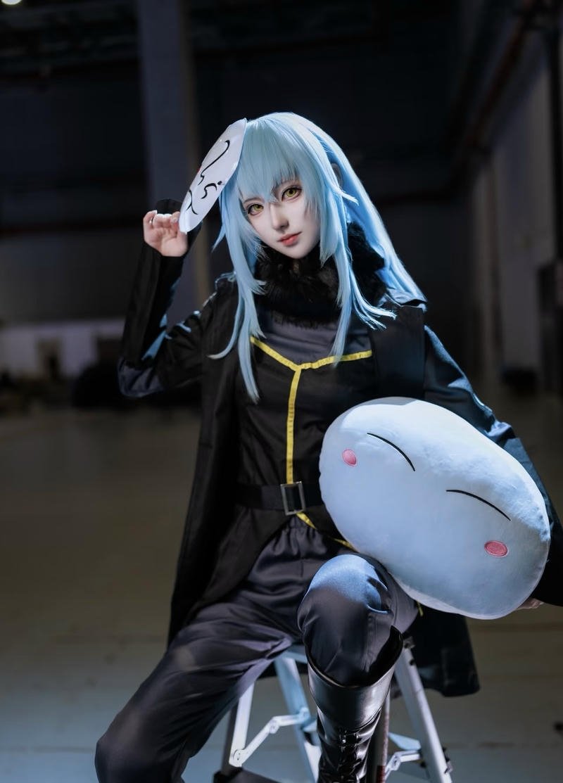 Rimuru cosplay với tư thế nghiêng nhẹ nhàng