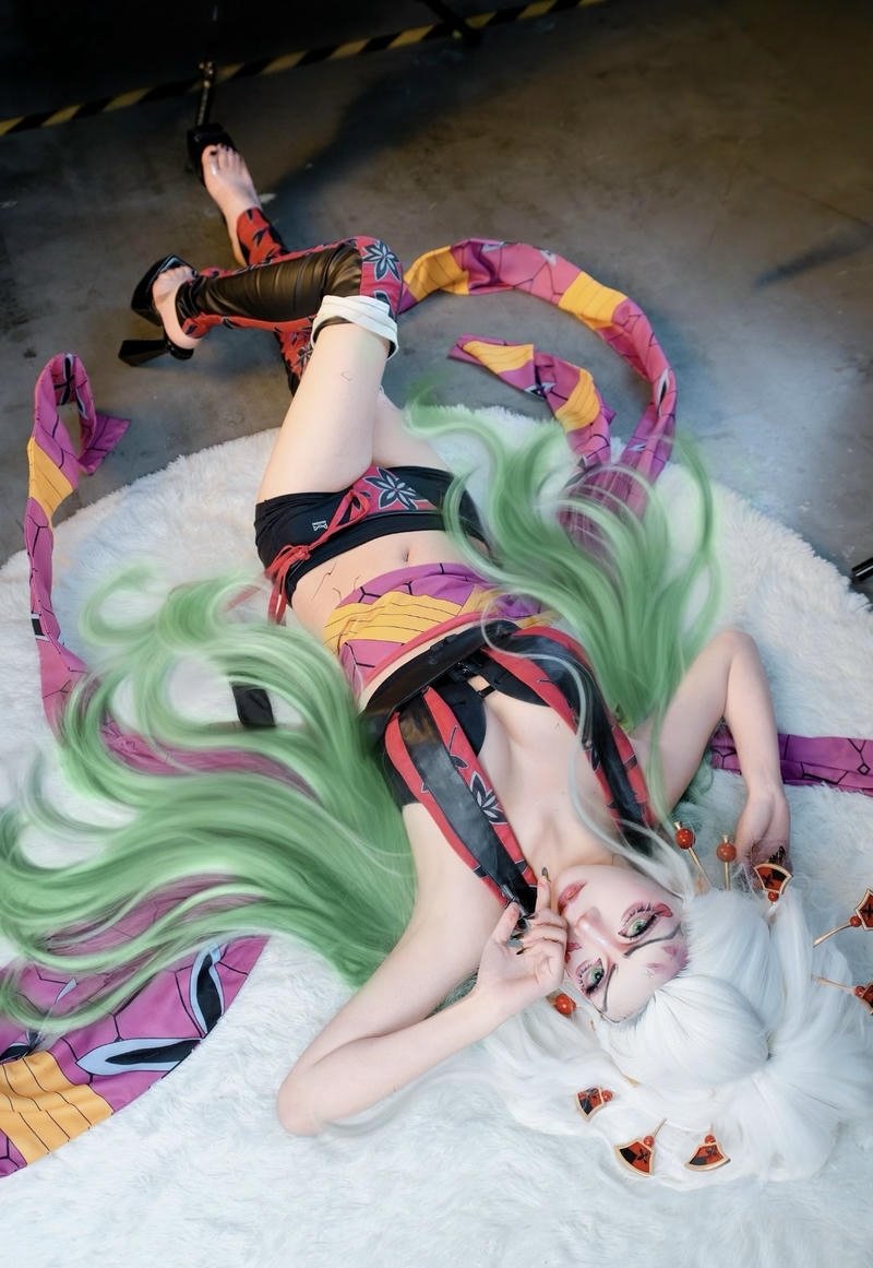 Trang phục Daki cosplay cùng dải lụa quỷ đặc trưng