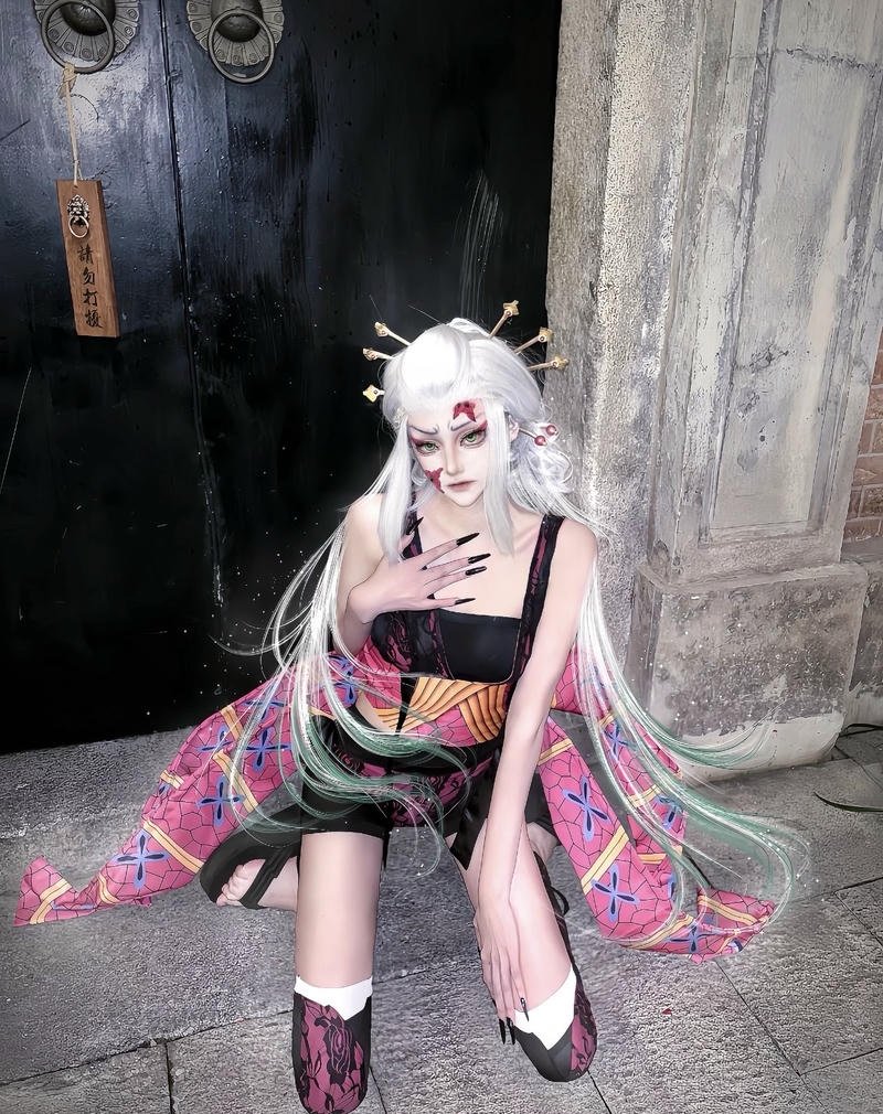 Trang phục Daki cosplay với dải obi sắc màu nổi bật