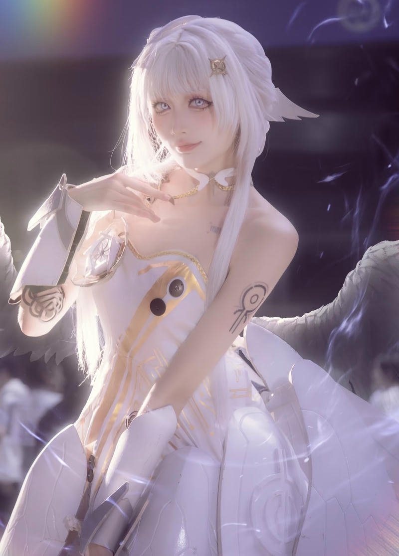 Trang phục trắng bay nhẹ gợi hình ảnh thiên thần thanh khiết