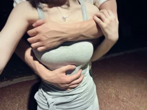Tư thế gợi dục của cô nàng sexy bên chàng trai