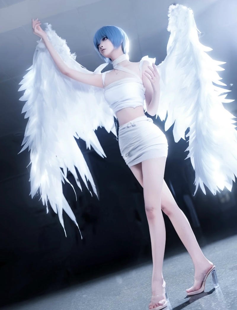 Tư thế thanh nhã của nhân vật thiên thần cosplay