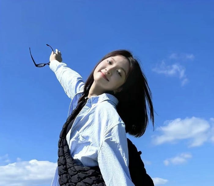 ảnh avatar xanh dương phong cách nhẹ