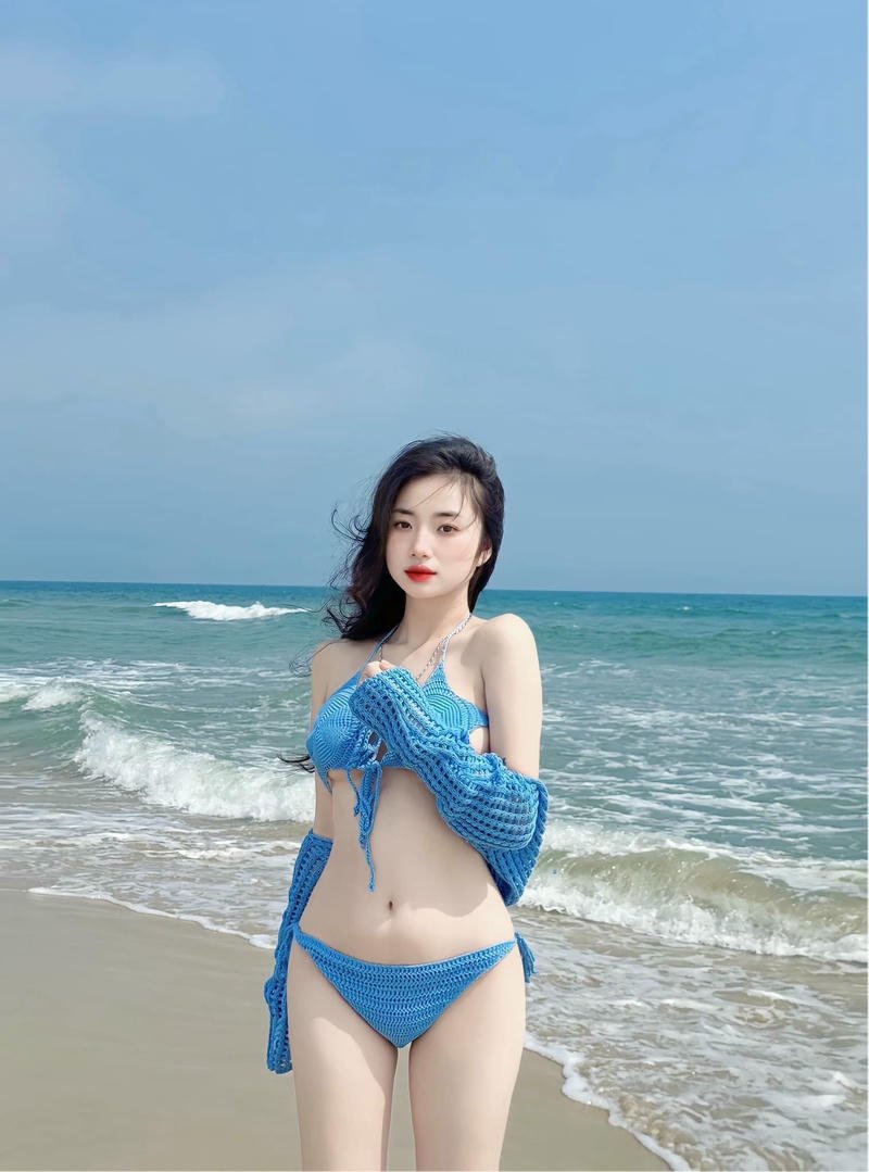 nữ sinh mặc bikini khoe dáng biển nắng hè tươi trẻ
