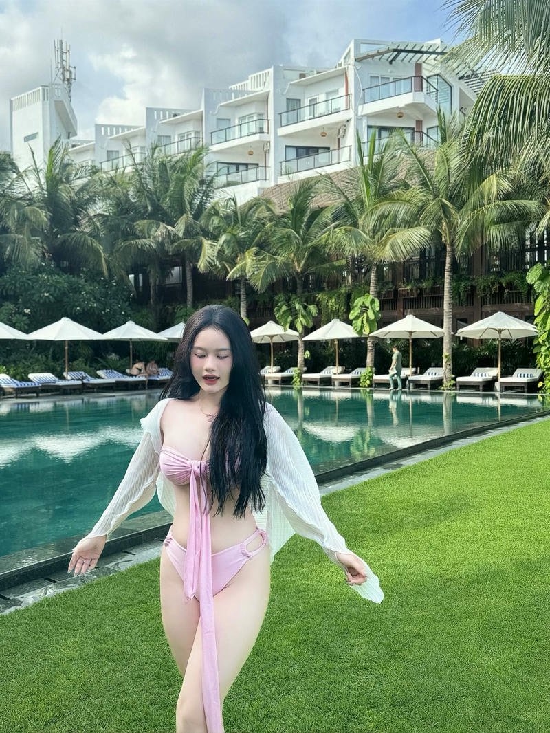 nữ sinh mặc bikini khoe vẻ đẹp hình thể khỏe khoắn