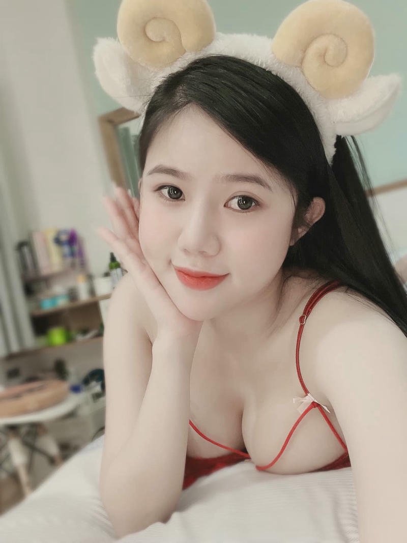 Ảnh cô học sinh vòng một đầy đặn cuốn hút