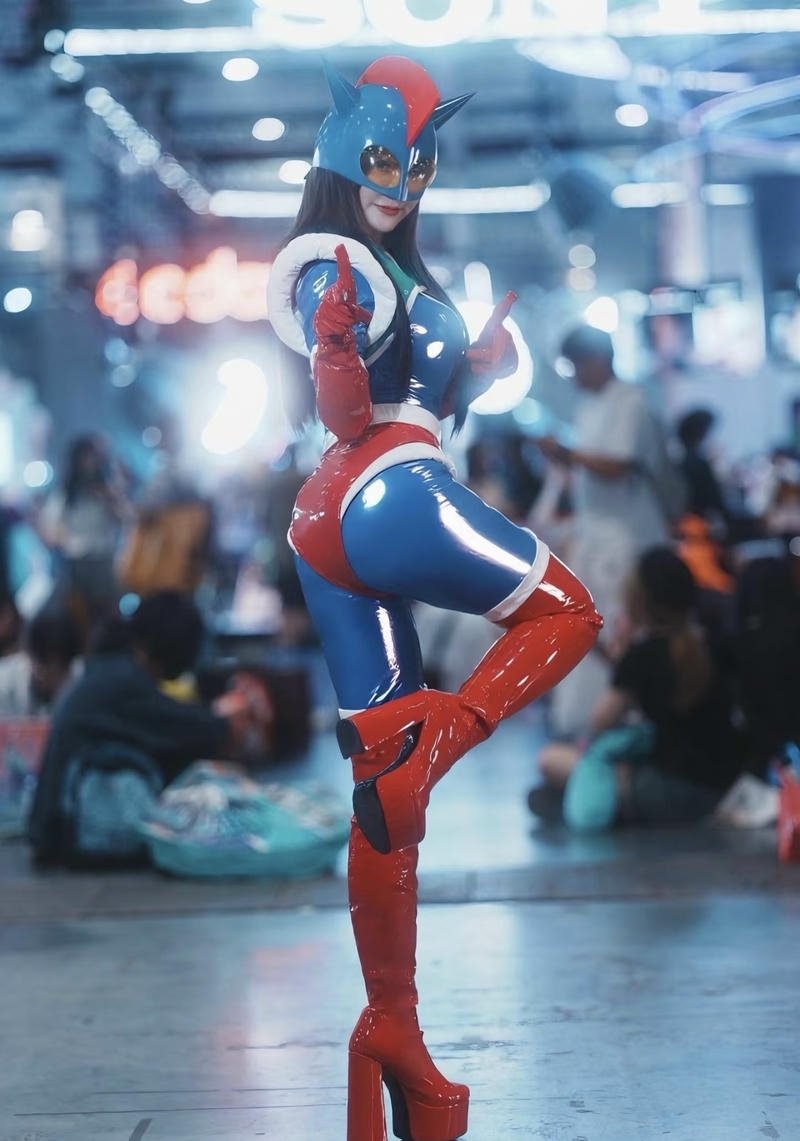 Ảnh cosplay siêu nhân với biểu cảm nghiêm túc cuốn hút