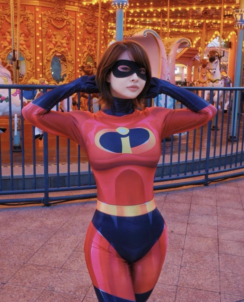 Ảnh cosplay siêu nhân với bộ đồ bó sát nổi bật