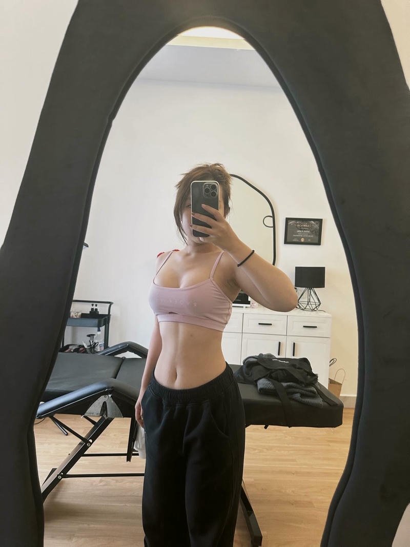 Ảnh gái xinh tự sướng pose trong gương cực nóng