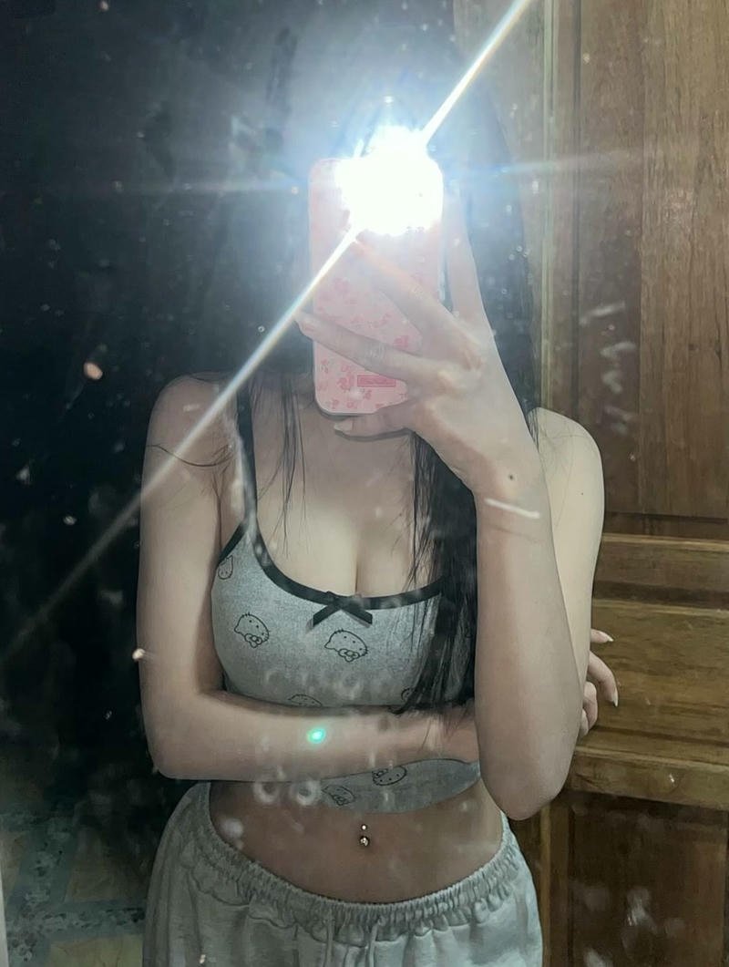 Bạn nữ tự sướng gợi cảm trong gương lớn