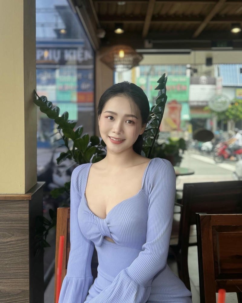 Cô nàng 9x xinh phô bày đường cong