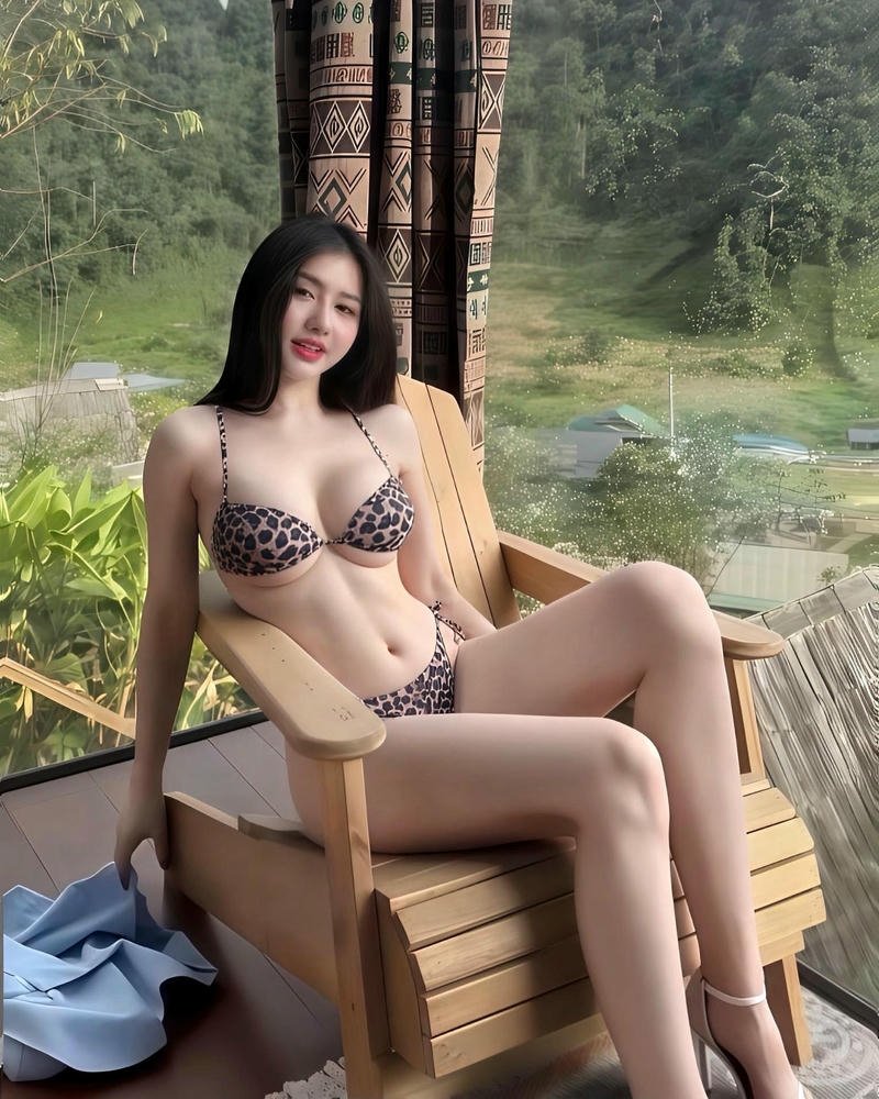 Cô nàng xinh hở hang dáng mê ly