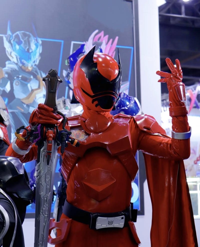 Cosplay siêu nhân với ánh mắt kiên định mạnh mẽ