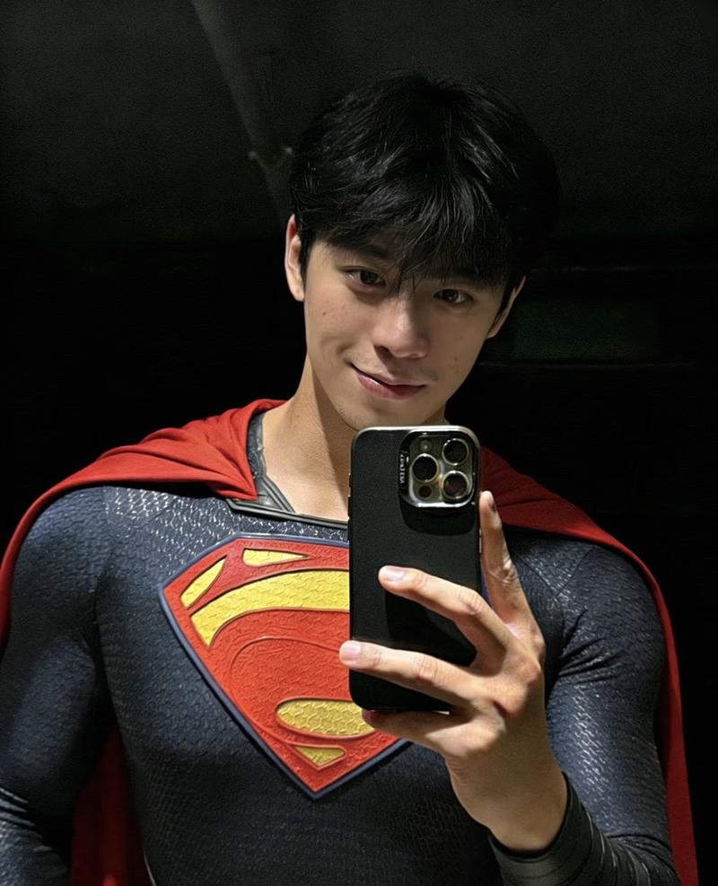 Cosplay siêu nhân với tư thế sẵn sàng chiến đấu