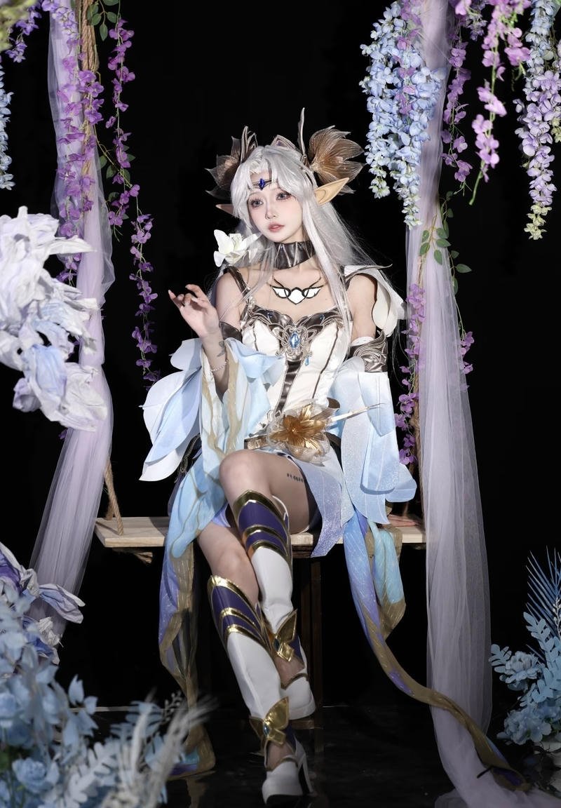 Điêu Thuyền cosplay đứng uyển chuyển mềm mại