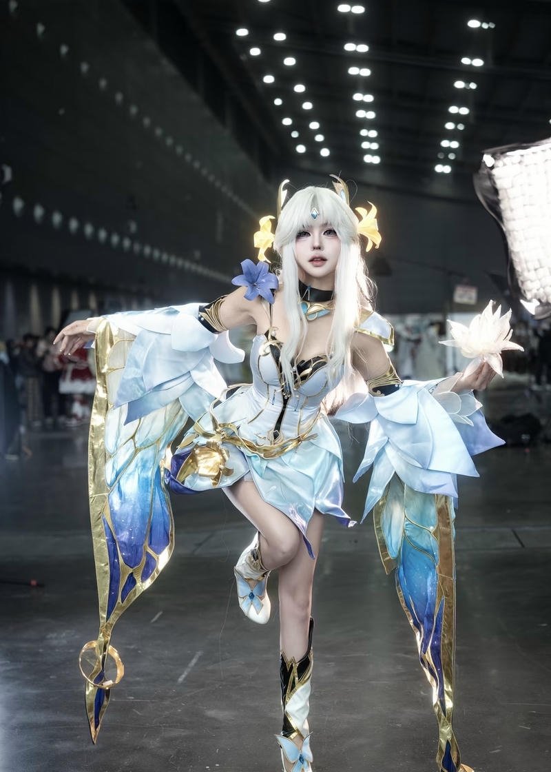 Điêu Thuyền cosplay tư thế tay đầy nhịp điệu