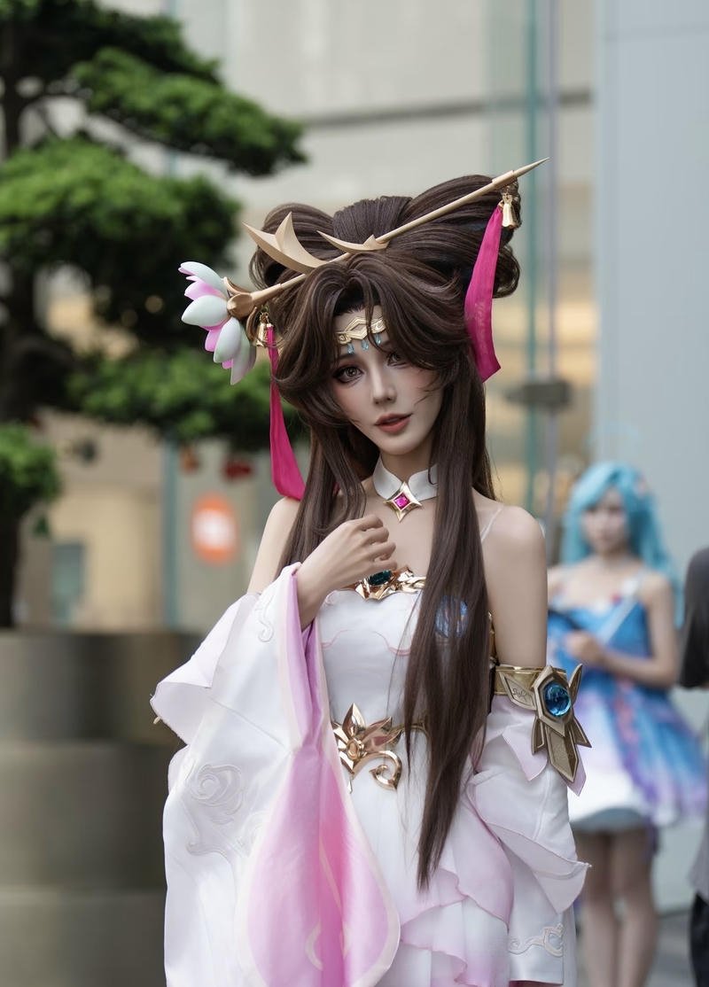 Điêu Thuyền cosplay với dáng đứng gọn gàng