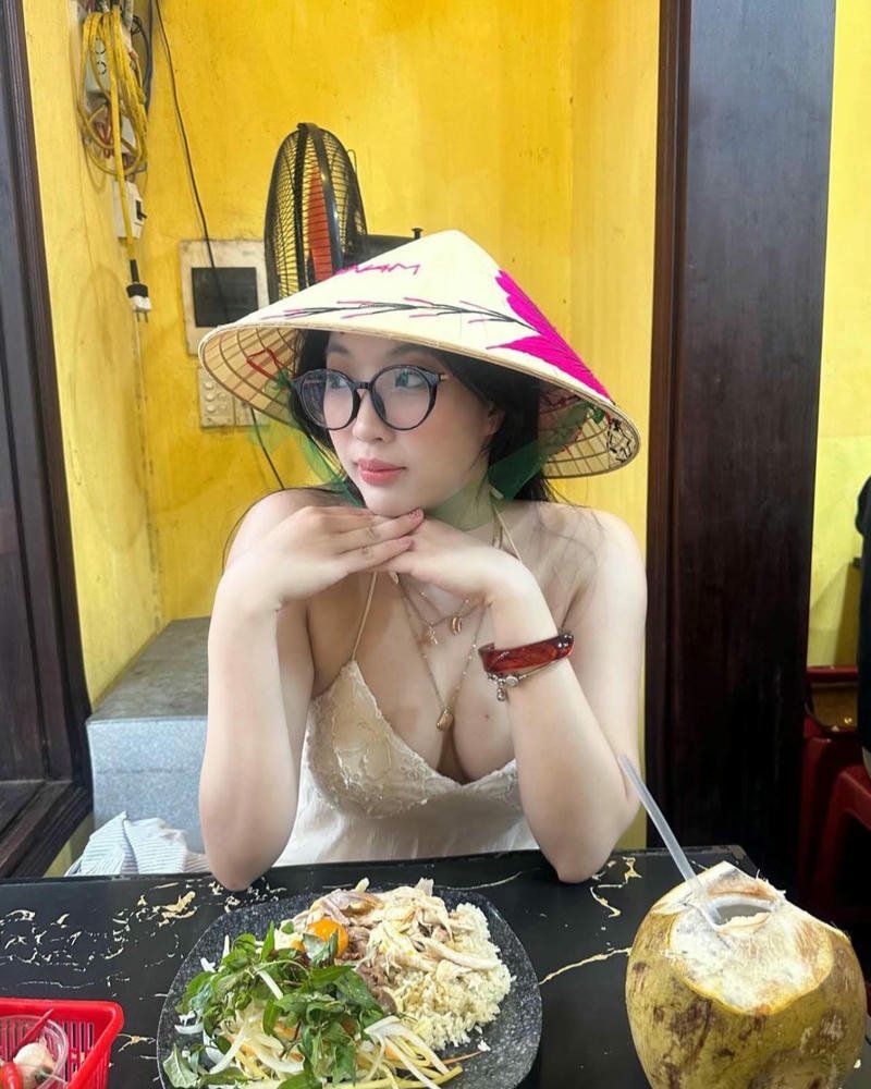 Gái 9x xinh tự tin gợi cảm